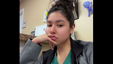Горячая сука медсестра раздевается и дрочит на работе