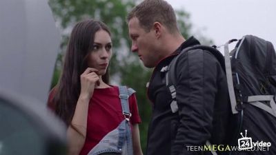 Трахнул телку на капоте, оттаскав её за волосы